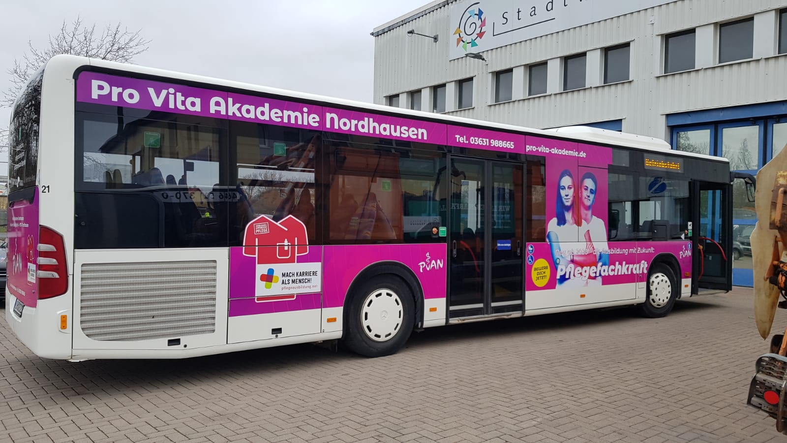 Buswerbung für eine Pflegeausbildung in Thüringen