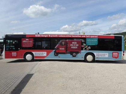 Buswerbung für REWE in Bayreuth, Seitenansicht