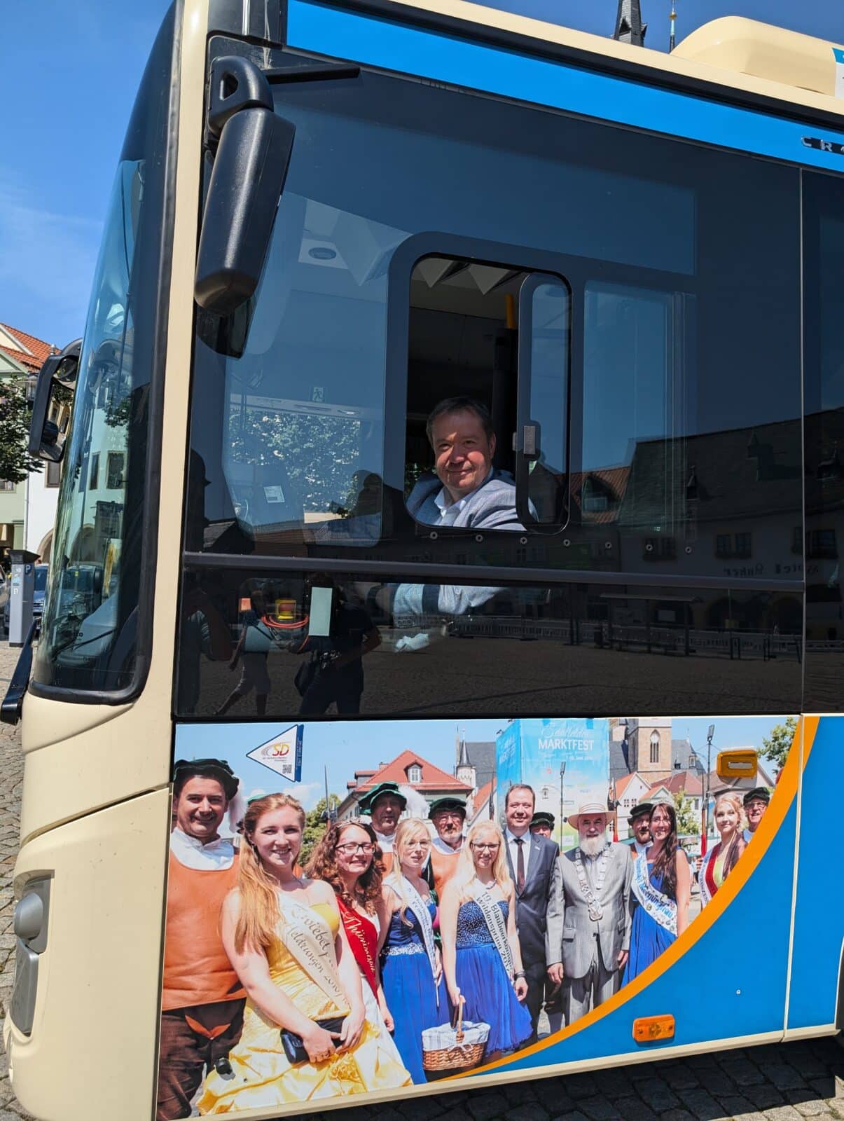 Bürgermeister der Stadt Saale im Jubiläumsbus 
