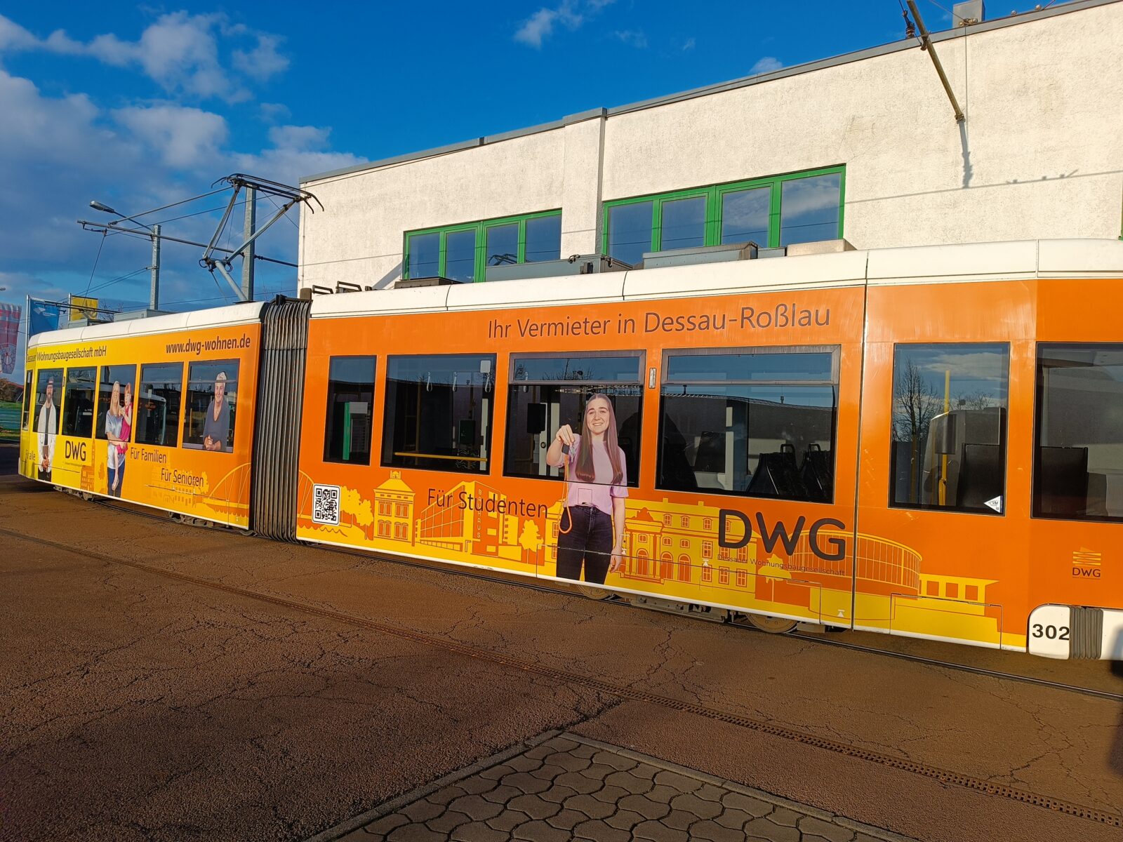 Eine orange Straßenbahn der DWG 