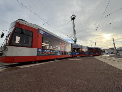 Seitenansciht einer Straßenbahn mit Werbung der IHK