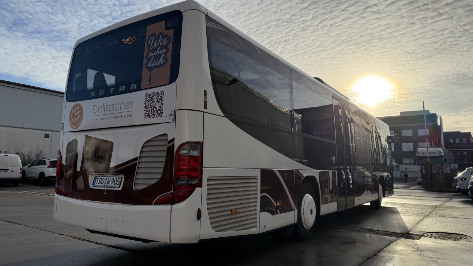 Seitenansicht eines Busses, der für Schokolade wirbt 