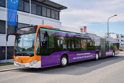 Front– und Seitenansicht eines Busses mit Werbung