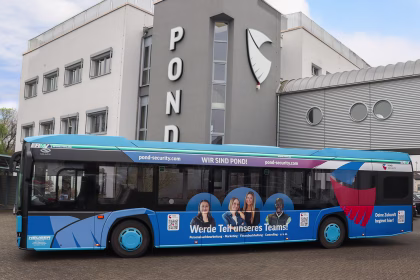 Seitenansicht eines Busses mit Werbung für den Pond Security Service