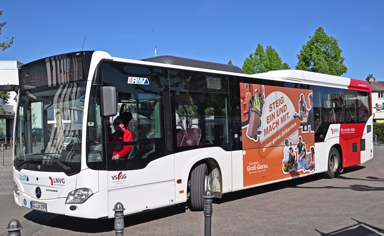 Außenseite eines orangen Werbebusses der Kreisstadt Groß-Gerau