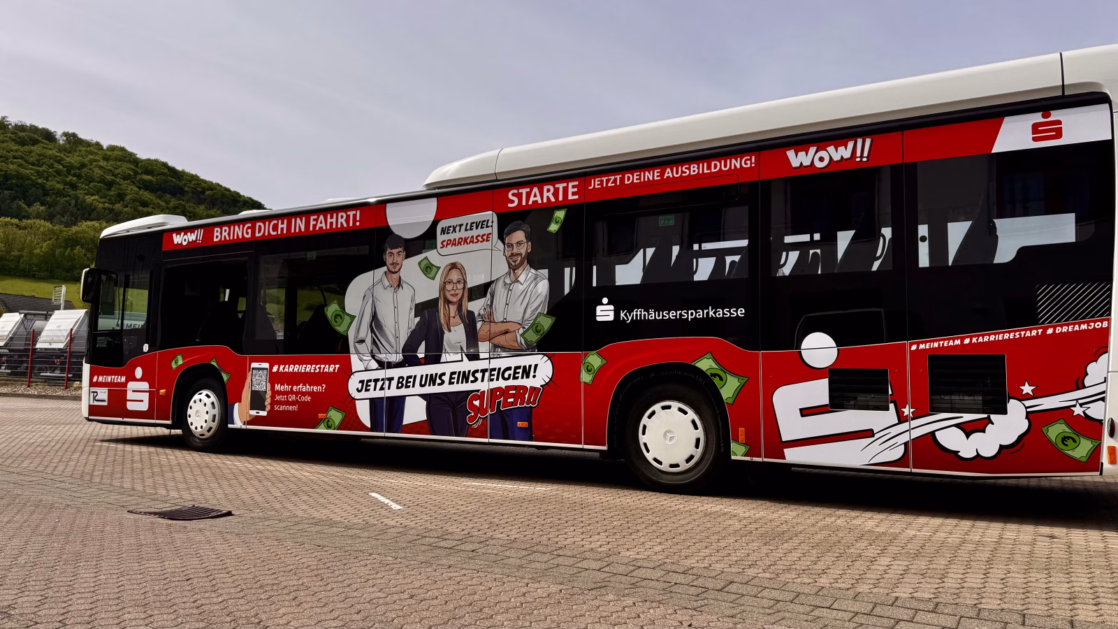 Seitenansicht eines roten Busses der Kyffhäusersparkasse