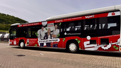 Seitenansicht eines roten Busses der Kyffhäusersparkasse