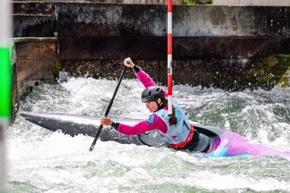 Frau fährt in einem Kanu Slalom