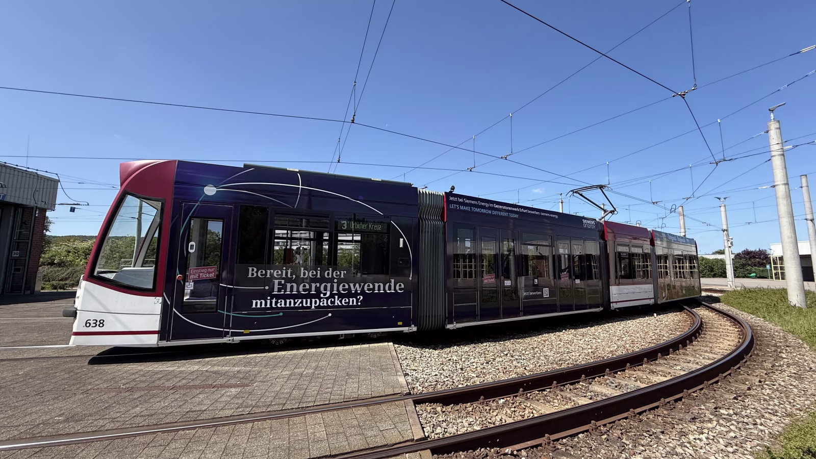 Seitenansicht einer Straßenbahn der Siemens Energy