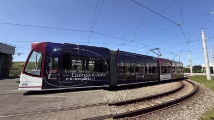 Seitenansicht einer Straßenbahn der Siemens Energy