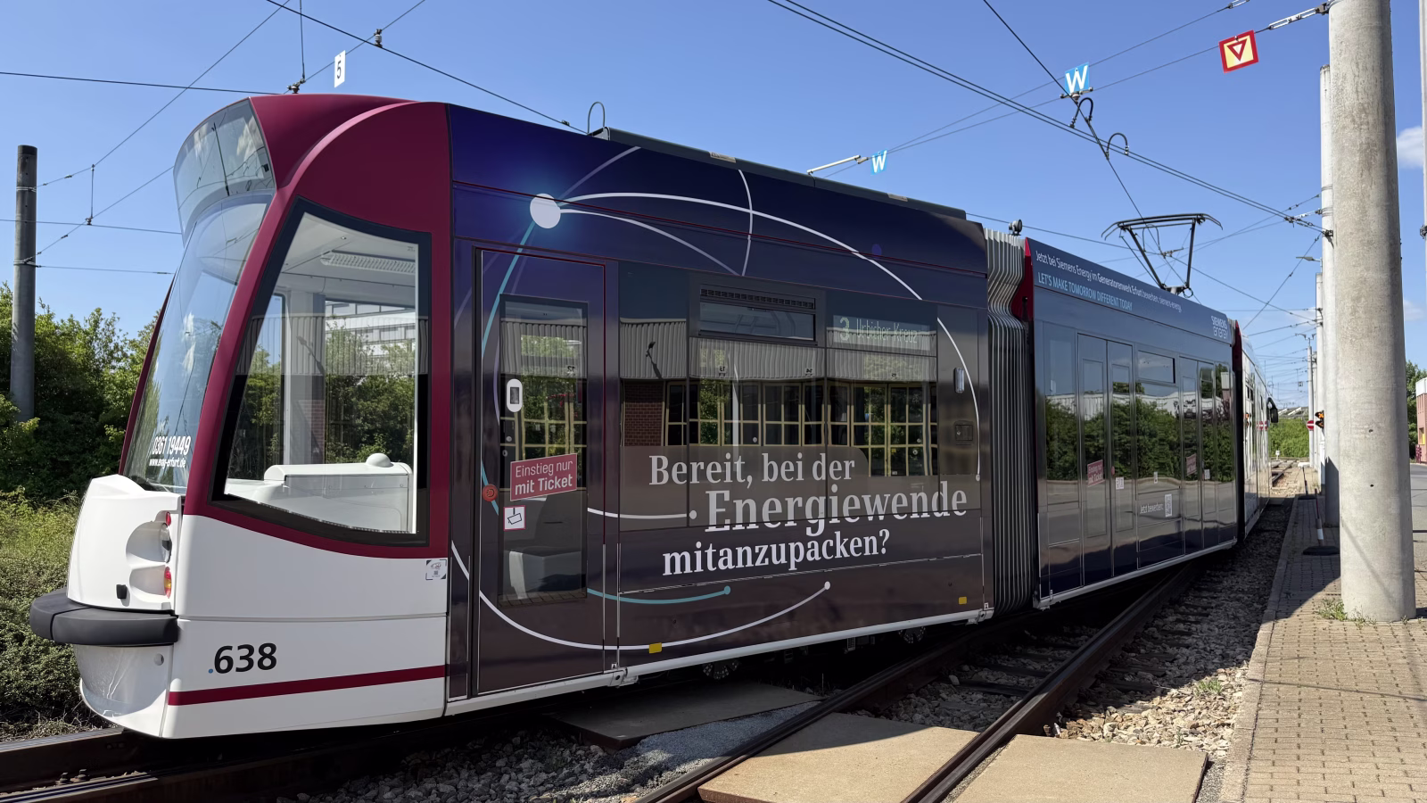 Seitenansicht einer Straßenbahn der Firma Siemens Energy 