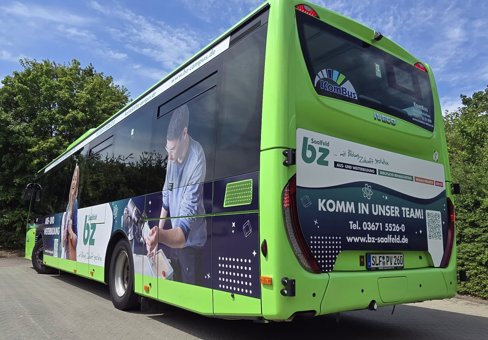Außenseite des grünen Werbebusses des Bildungszentrums Saalfeld 