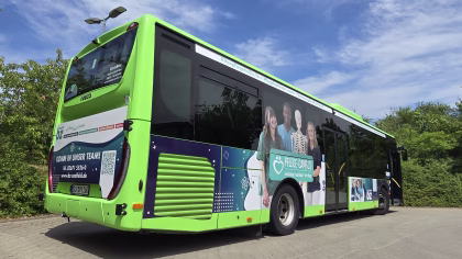 Einstiegsseite des grünen Werbebusses des Bildungszentrums Saalfeld