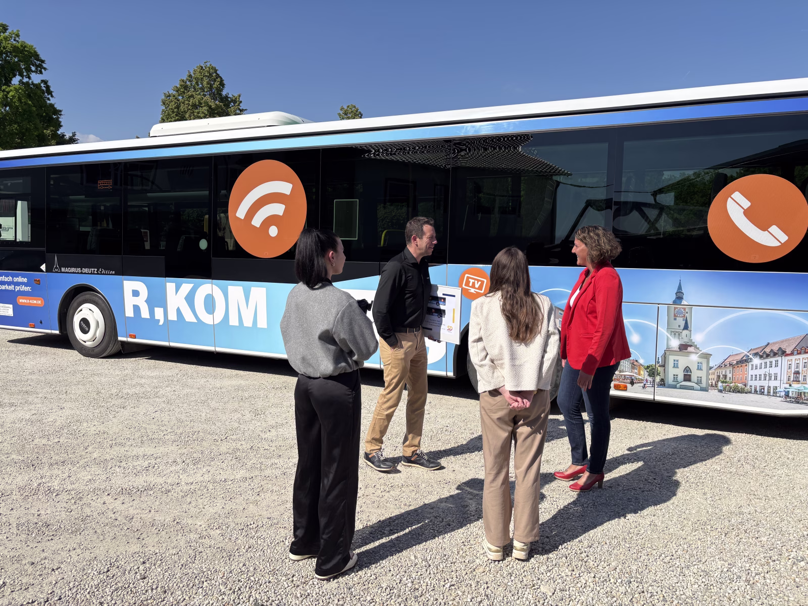 Eine Personengruppe stehend vor einem Bus 