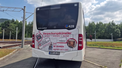 Heckansicht eines weißen Busses der Ditte Epplin KG