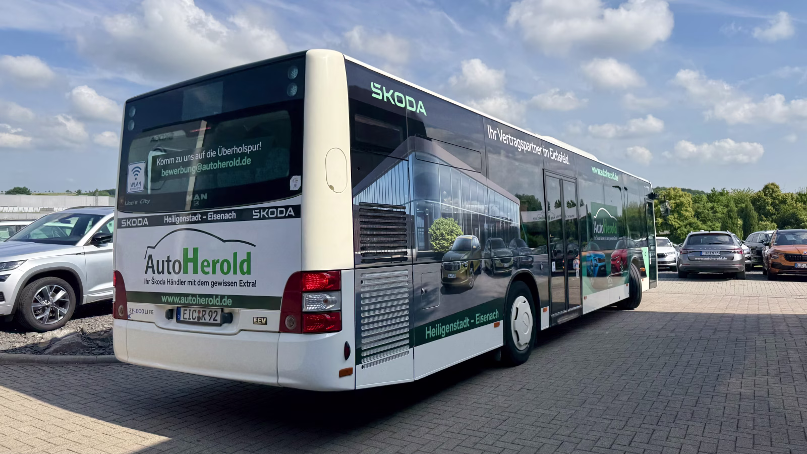 Heck- und Seitenansicht eines Werbebusses des Authohauses Herold
