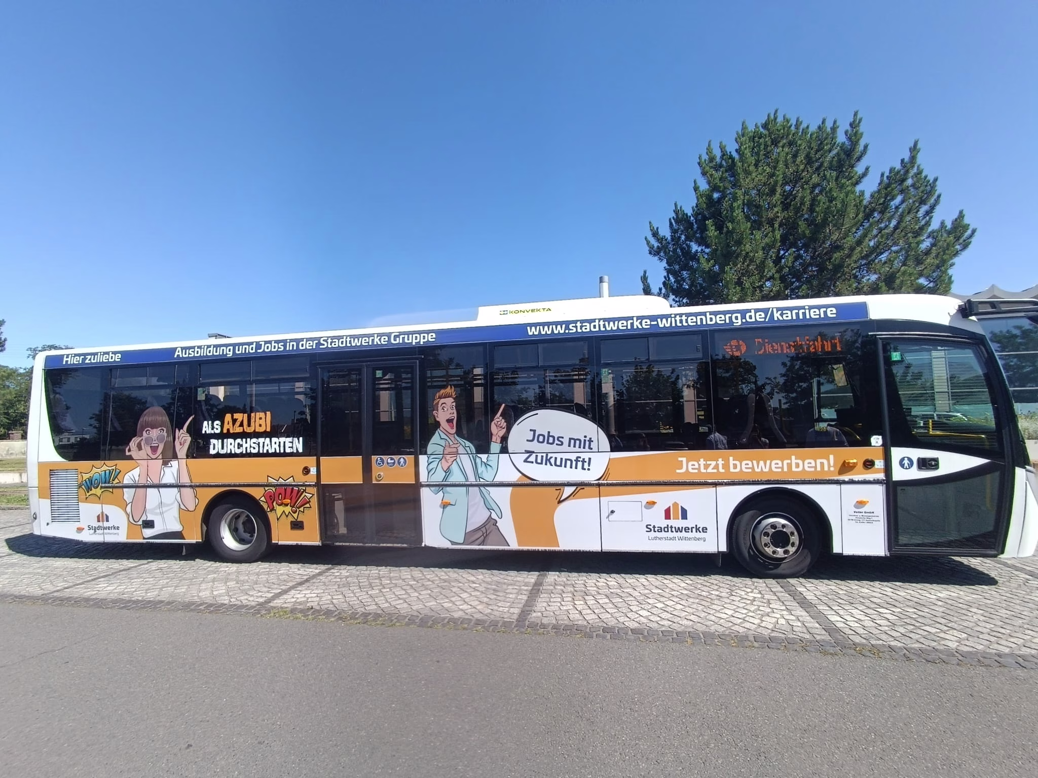 orangener Bus der Stadtwerke Wittenberg