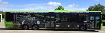 Seitenansicht eines Busses mit Werbung für die HMF Mobile GbR
