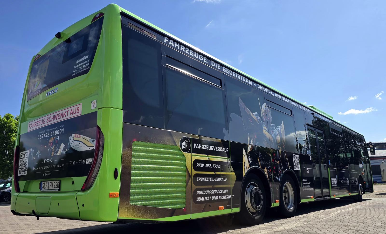 Heck– und Seitenansicht eines Busses mit Werbung für die HMF Mobile GbR