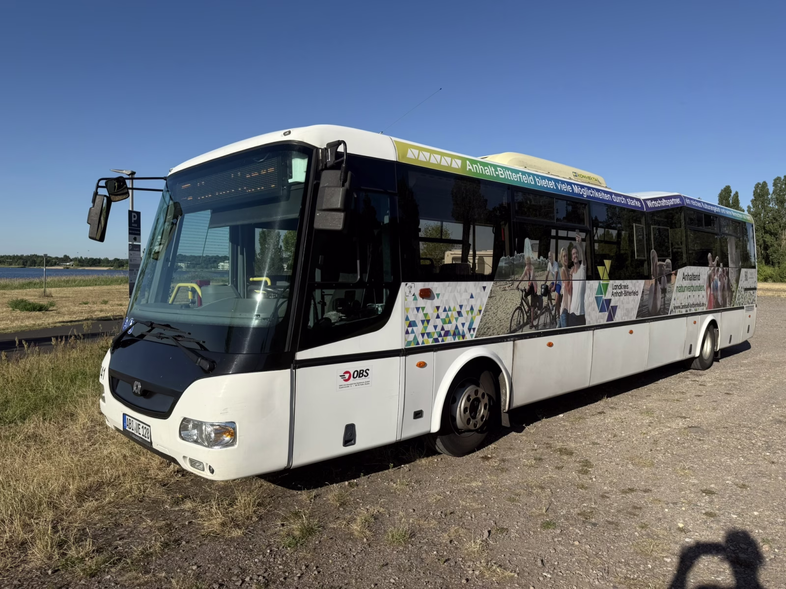 Außenseite eines weißen Busses mit der Werbung des Landkreis Anhalt-Bitterfeld