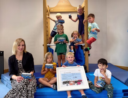 Mehrere Kinder sind in einem Turnraum zu sehen