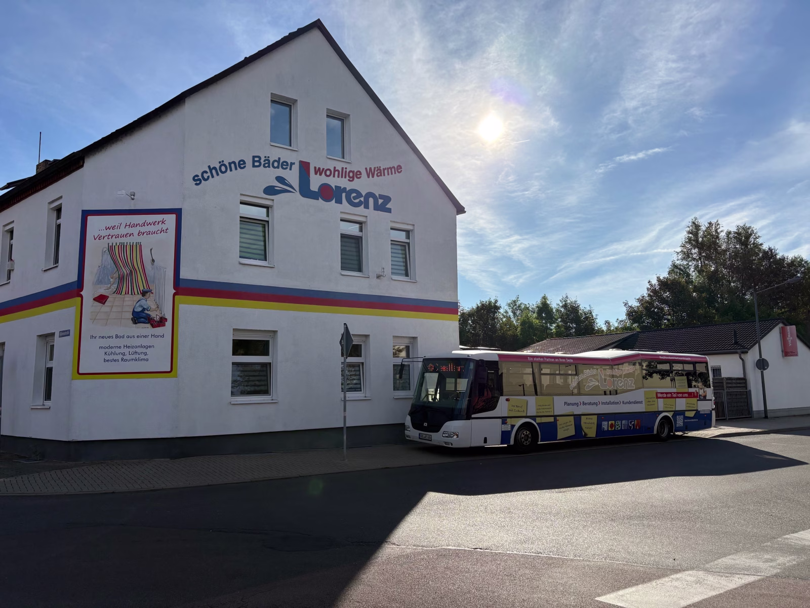 Ein Werbebus steht vor einem Gebäude der Firma Lorenz