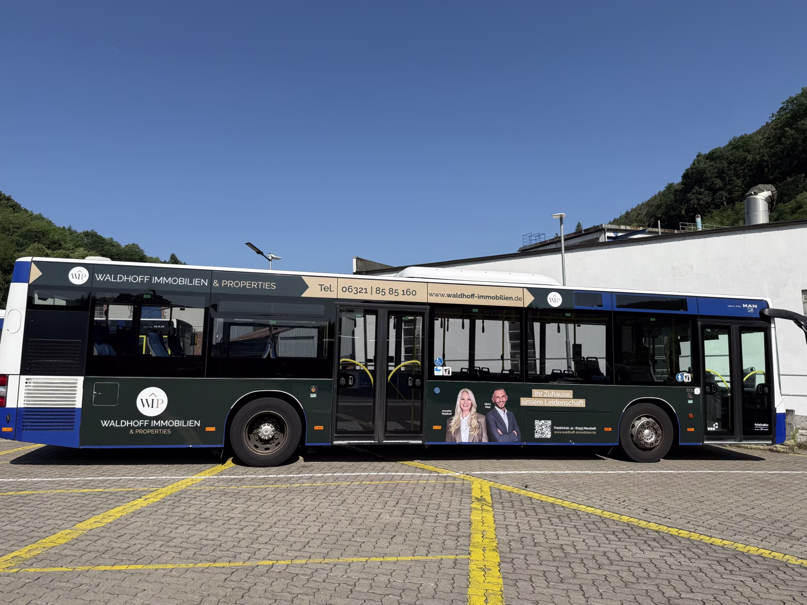 Einstiegsseite eines Werbebusses der Immobilien Waldhoff