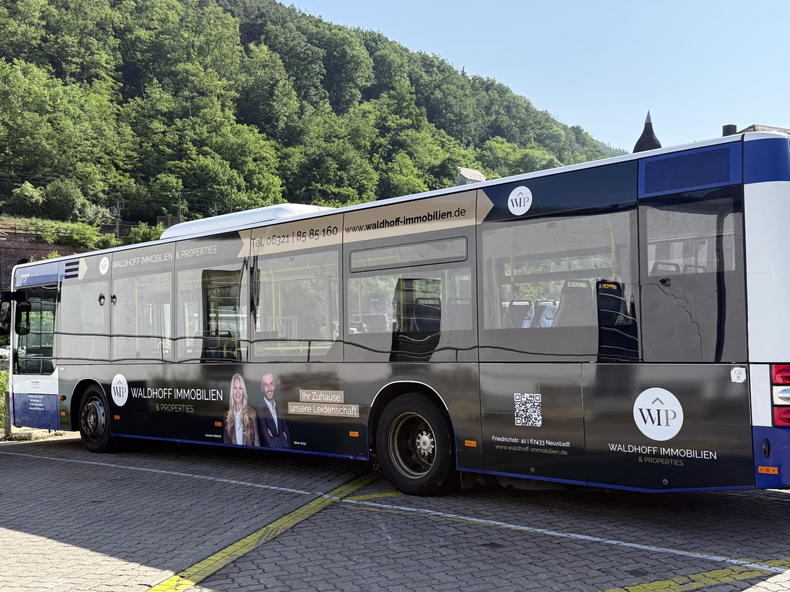 Aussenseite eines Werbebusses der Immobilien Waldhoff