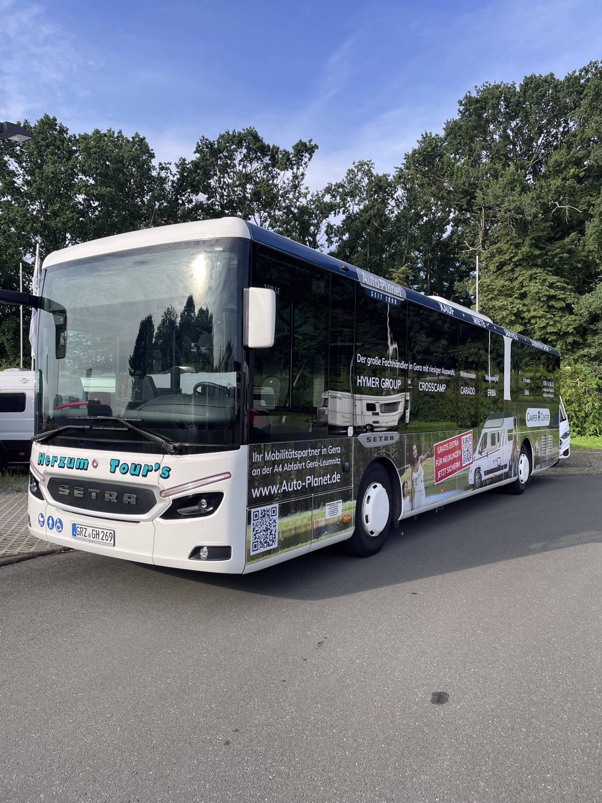 Außenansicht eines Werbebusses der Auto Planet AG Gera