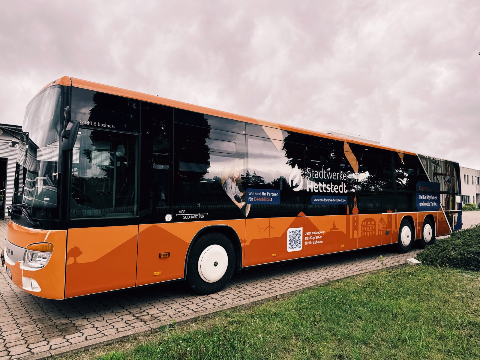 Außenseite eines orangenen Werbebusses der Stadtwerke Hettstedt 