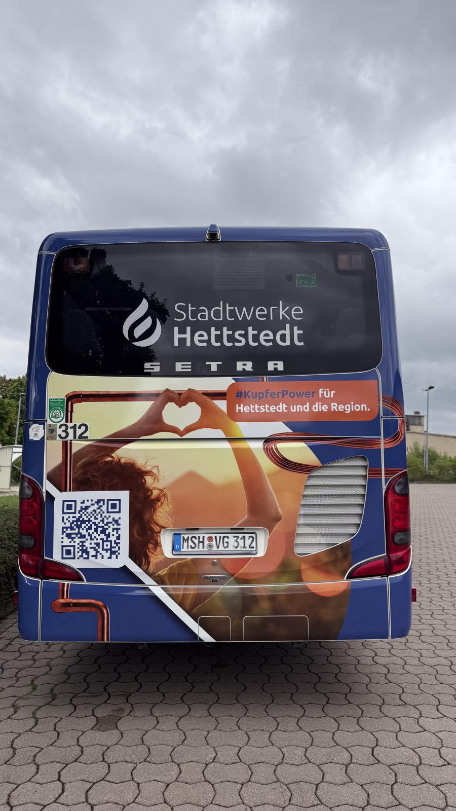 Heckansicht des Werbebusses der Stadtwerke Hettstedt 