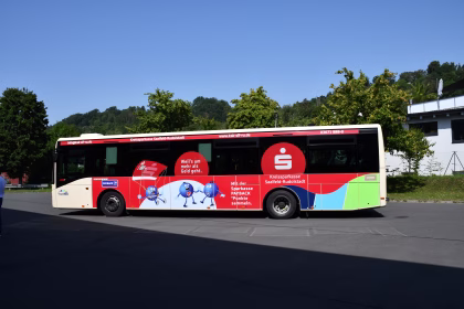 Außenansicht eines Busses der Sparkasse Saalfeld-Rudolstadt