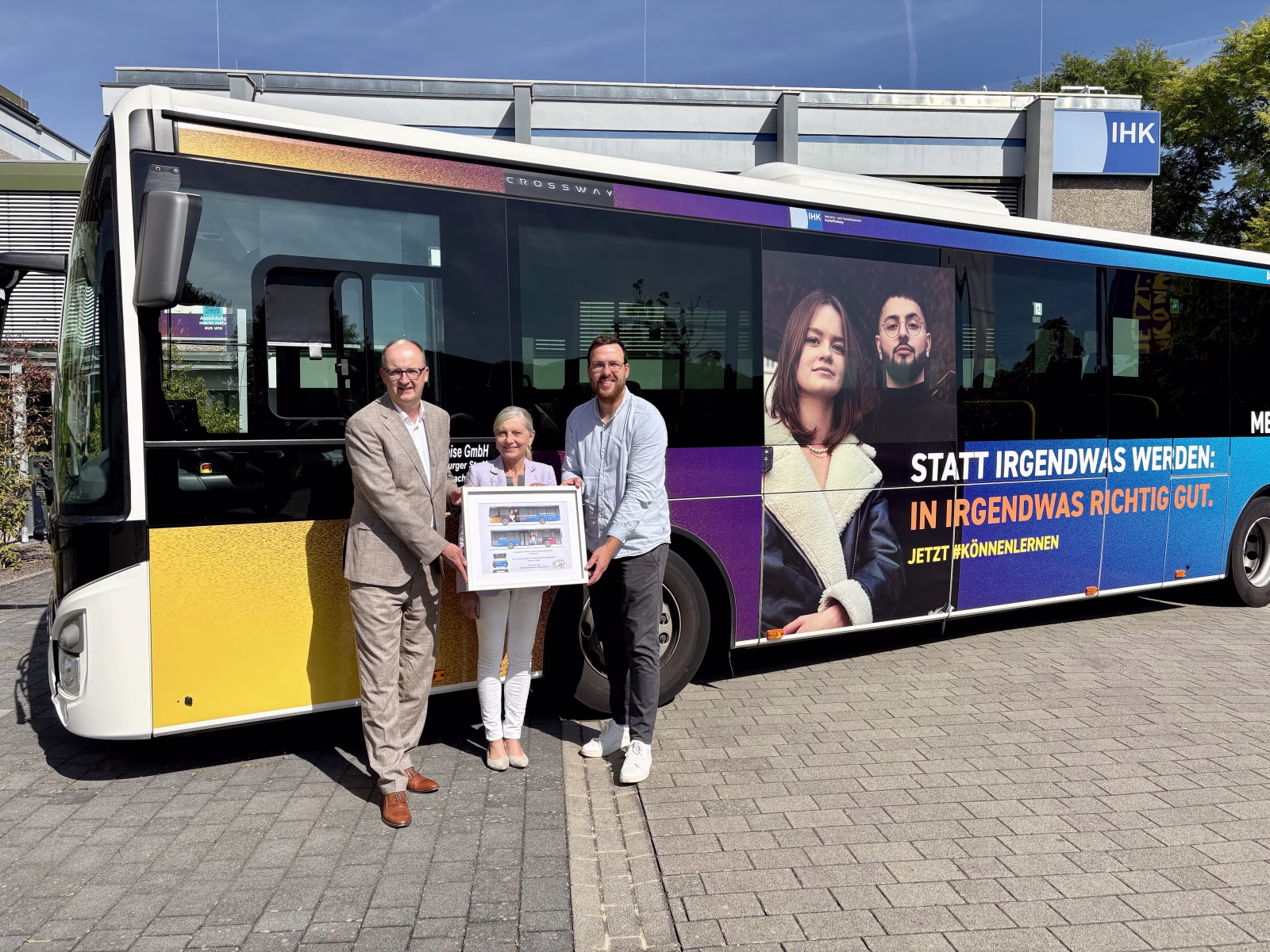 Drei Personen stehen vor einem Bus der IHK Aschaffenburg