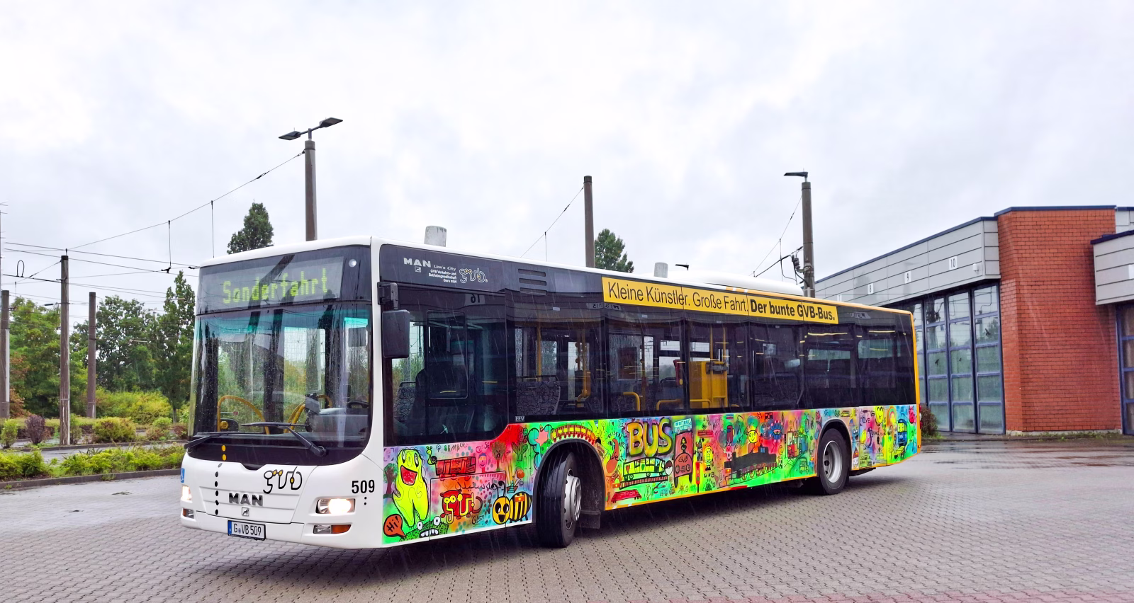Außenansicht eines Werbebusses der GVB Gera