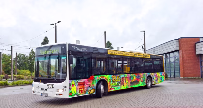 Außenansicht eines Werbebusses der GVB Gera