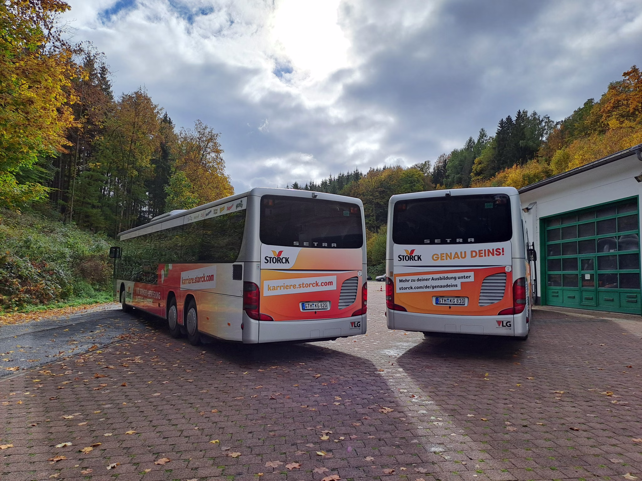 Heckansicht zweier Busse der Firma Storck