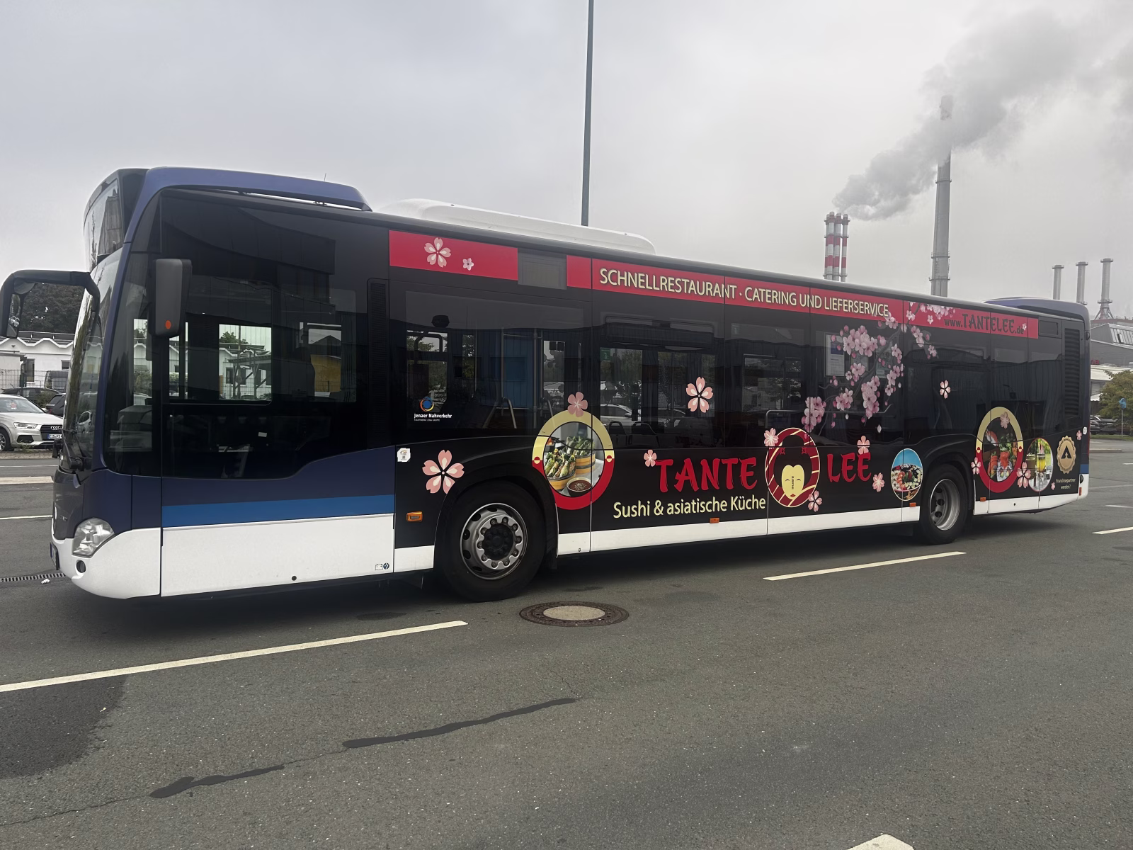 Außenseite eines Werbebusses des Unternehmens Tante Lee