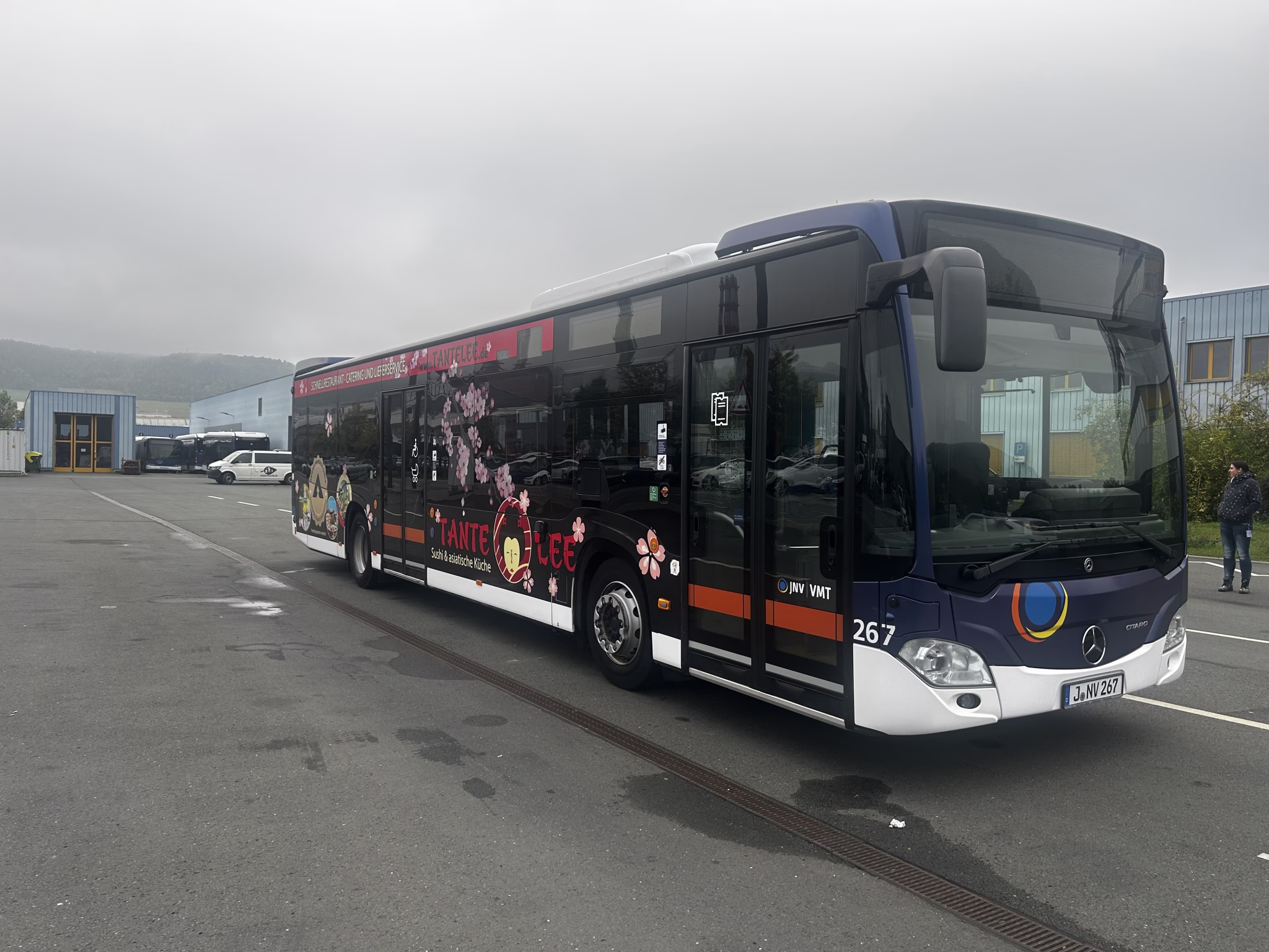 Einstiegsseite eines Werbebusses des Restaurants Tante Lee