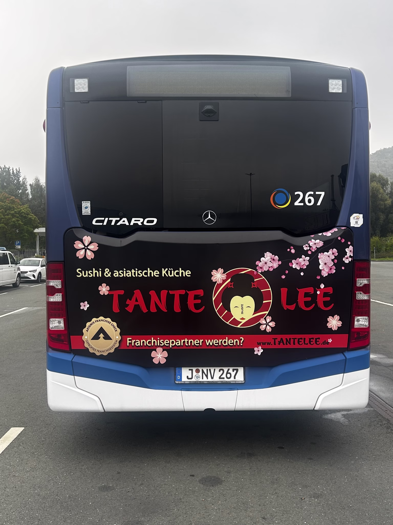 Heckansicht des Werbebusses des Unternehmens Tante Lee