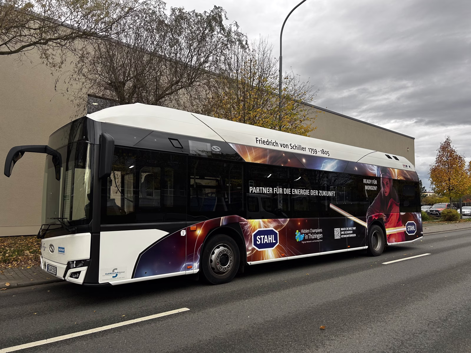 Seitenansicht eines Werbebusses der Firma R.Stahl