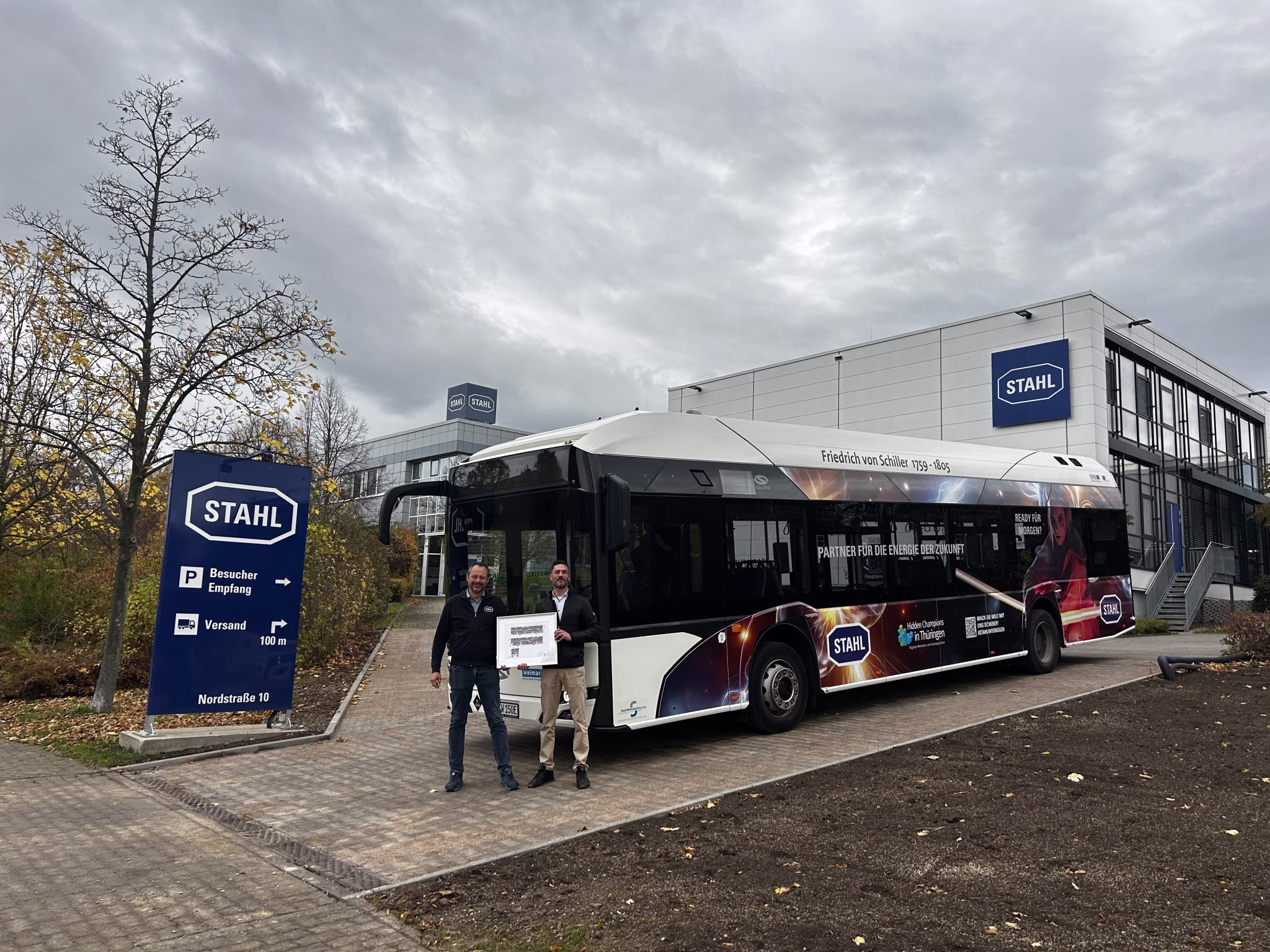 Zwei Personen stehen vor einem Werbebus der Firma R.Stahl