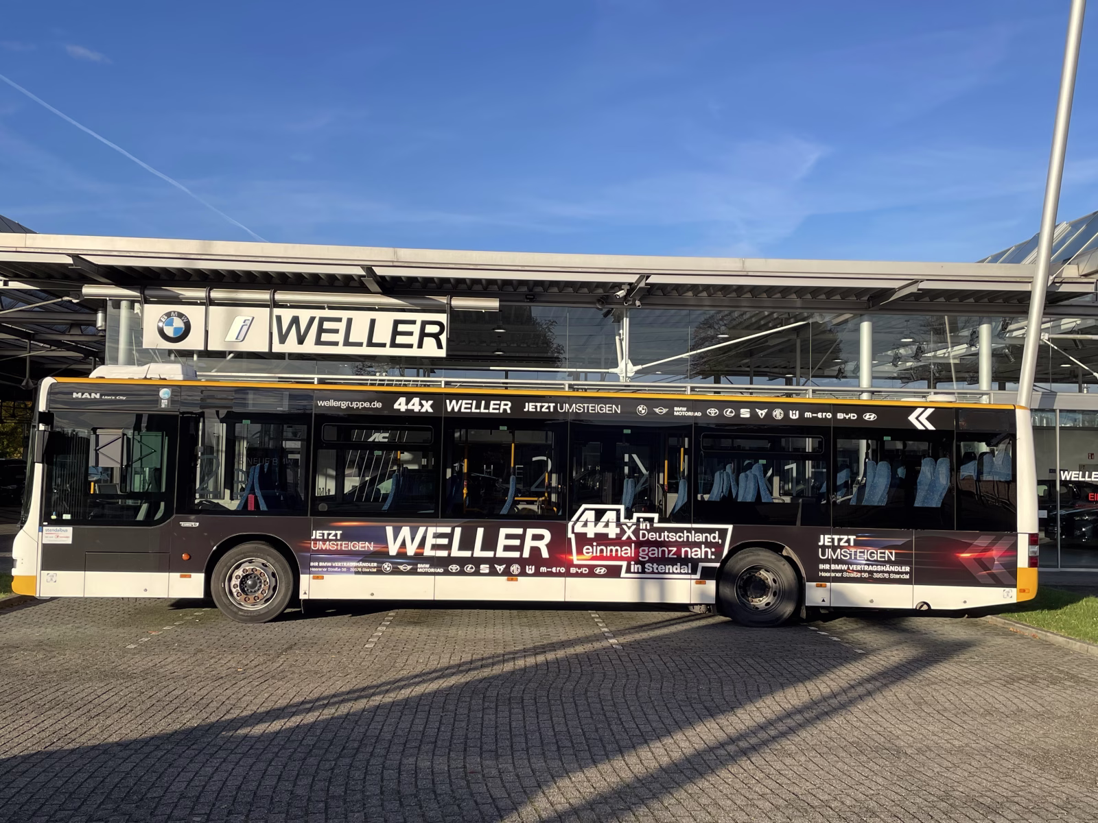 Ein Werbebus der Firma Weller