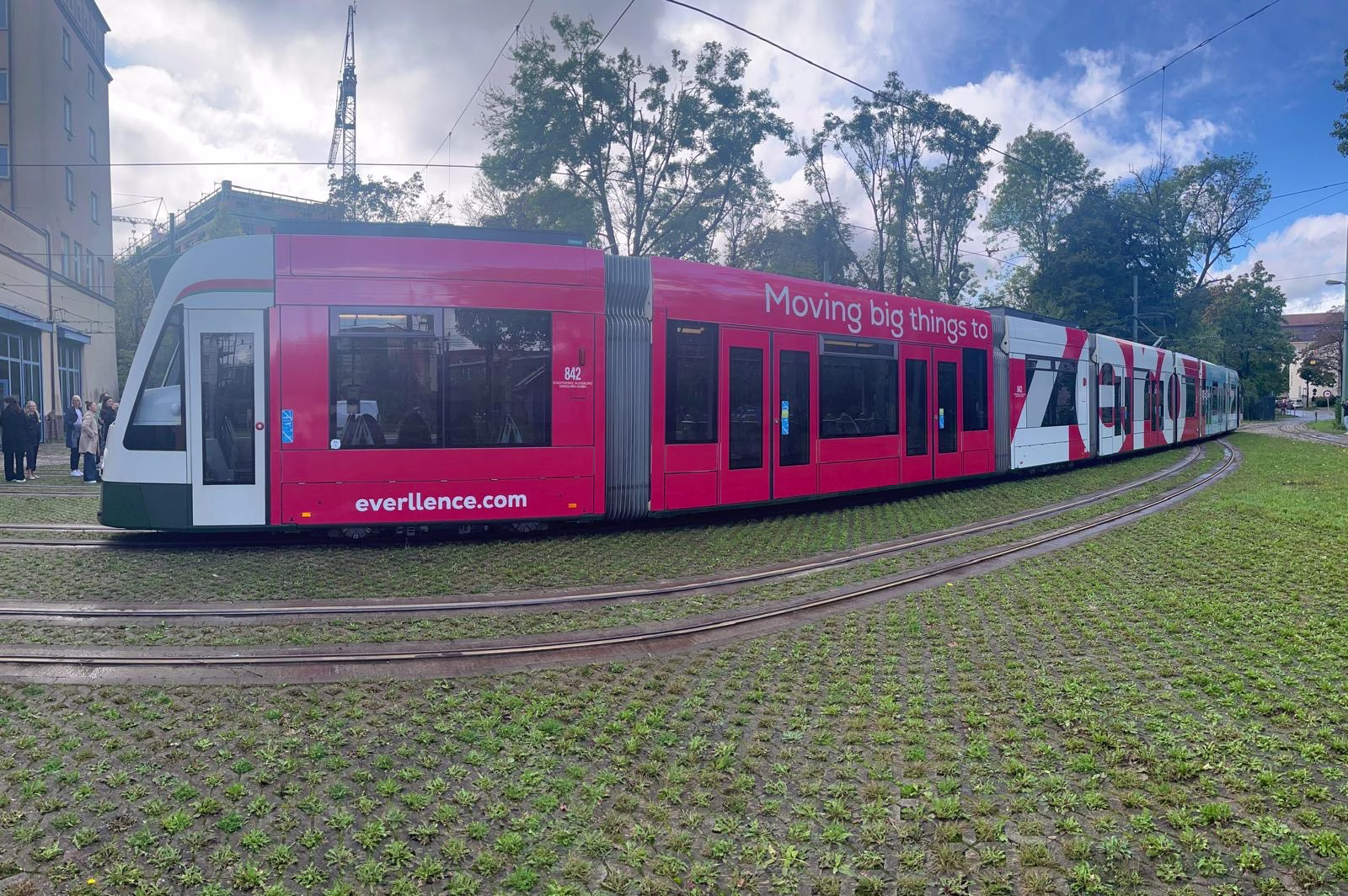 Aufnahme einer roten Straßenbahn der Firma Everellence