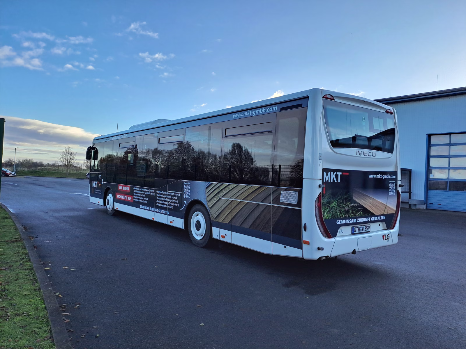 Heck- und Seitenansicht eines Werbebusses der Firma MKT GmbH