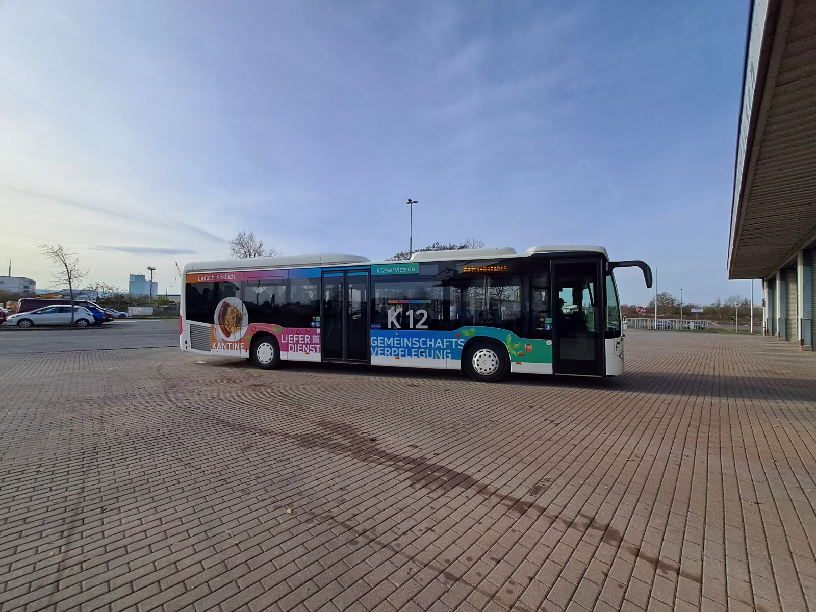 Seitenaufnahme des Werbebusses des Jugendsozialwerks