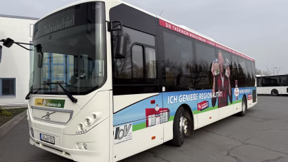 Seitenaufnahme eines Werbebus des Thüringer Werkverkaufs