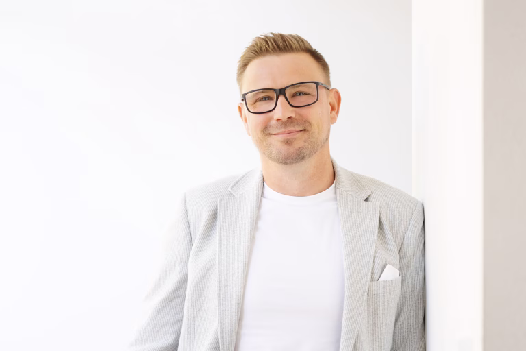 Porträtfoto von Mitarbeiter Mischa Müller