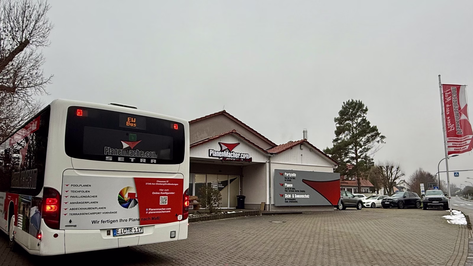 Heckansicht des weißen Werbebusses der Firma Planenmacher