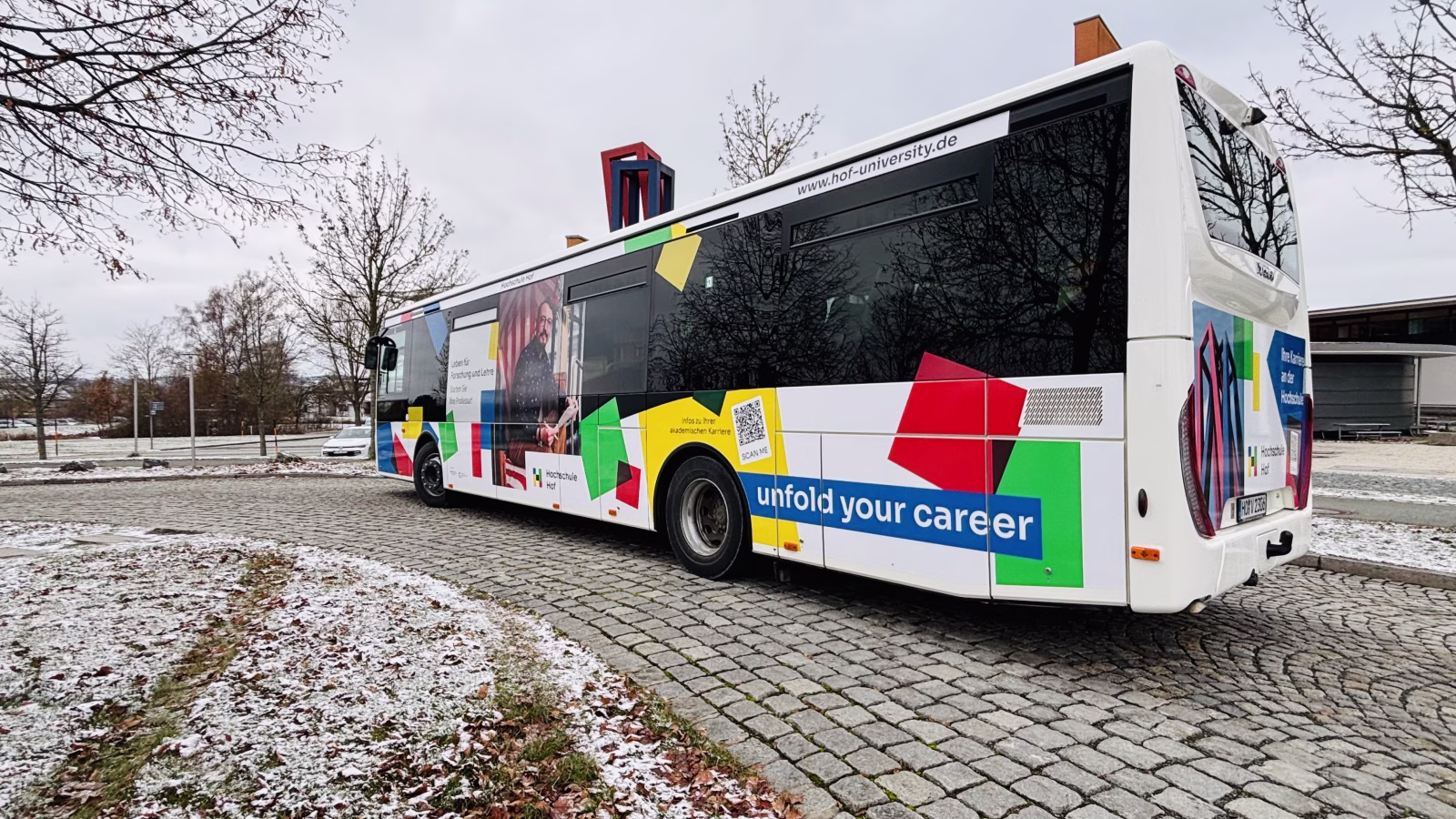 Außenansicht eines weißen Werbebusses der Hochschule Hof