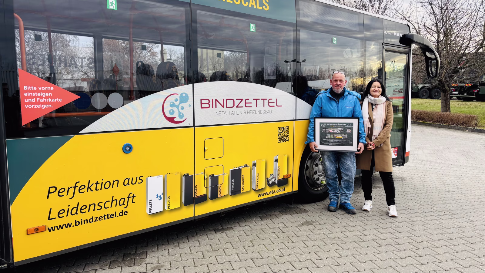 Seitenansicht eines Werbebusses der Firma Bindzettel